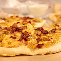 Pizza biała z boczkiem i cebulą