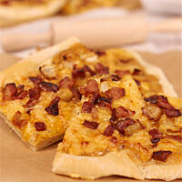 Pizza biała z boczkiem i cebulą