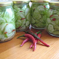 Kwaszona sałatka z ogórków i chili 