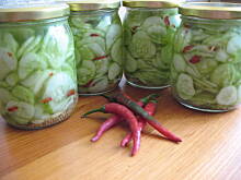 Fot. Manga2185, Kwaszona sałatka z ogórków i chili 