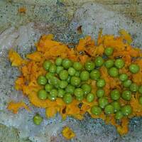 Roladki z piersi z kurczaka a z marchewką i groszkiem 