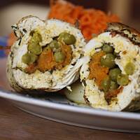 Roladki z piersi z kurczaka a z marchewką i groszkiem 