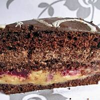 tort z pysznym kremem chałwowym…