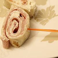 Przekąska z szynki i serka 