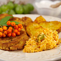 Kotlety cienkie i chrupiące Kotlety indycze cienko rozbite w chrupiącej panierce. Aby taka wyszła, należy mięso panierować najpierw w mące, dokładnie strzepując jej nadmiar, następnie w jajku rozkłóconym z odrobiną mleka, na koniec w bułce tartej.