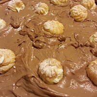 Ciasto z musem z nutelli i ptyśkami.