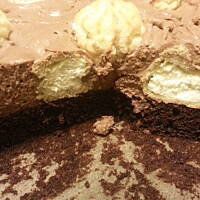 Ciasto z musem z nutelli i ptyśkami.