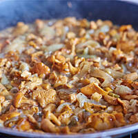 Pierogi drożdżowe z kurkami i boczkiem