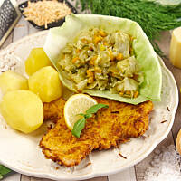 Kotlety w panierce marchewkowej. Cienko rozbity filet z indyka smakuje fantastycznie usmażony w panierce z bułki tartej wymieszanej z tartym serem i marchewką.