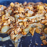 Pierogi drożdżowe z kurkami i boczkiem