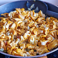 Pierogi drożdżowe z kurkami i boczkiem