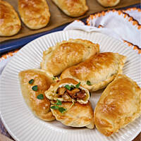 Pierogi drożdżowe z kurkami i boczkiem