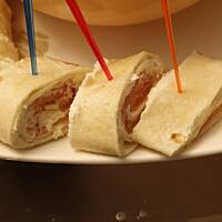 Przekąska z tortilli, łososia i serka 