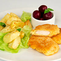 Fileciki serowe najlepiej smakują na ciepło, podane z frytkami lub pieczonymi ziemniaczkami. Ser, którym owinięte jest mięso ciągnie się apetycznie i zachęca do spróbowania obiadu nawet małe niejadki.