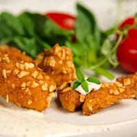 Do panierki można dodać nieco posiekanych migdałów bez skórki. Mini kotleciki będą pasowały do sałatek lub sprawdzą się jako samodzielna przekąska.