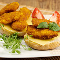 Kąski kurczakowo serowe smakują wyśmienicie na świeżej bułce