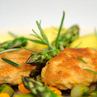 W sezonie szparagowym można podać na obiad kotleciki z delikatnego, siekanego mięsa drobiowego.