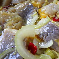 Śledzie w oleju z pomarańczą i czosnkiem