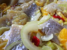 Fot. oczko, Śledzie w oleju z pomarańczą i czosnkiem