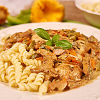 Prosty sos z kurczakiem, warzywami i kurkami