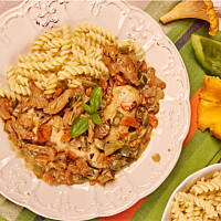 Prosty sos z kurczakiem, warzywami i kurkami