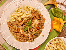 Fot. Wkn, Prosty sos z kurczakiem, warzywami i kurkami