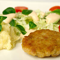 Kotlety mielone orzechowe zaskoczą gości pysznym smakiem.