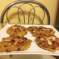 Słodkie placuszki z kaszy jaglanej, daktyli i rodzynek