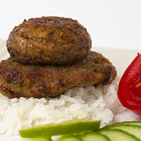 Kotlet mielony w pieczarkowej czapeczce.