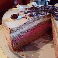 Tutaj krojony na 3 czesci i 1/3 smietany dodana do owocow i zmiksowane.