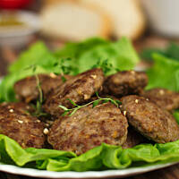 Kotleciki mielone z mini chrupiącymi dodatkami smakowymi.