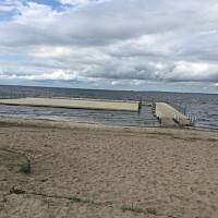 pływające pomosty na plaży w Trzebieży