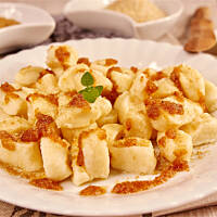 Kluseczki serowo jogurtowe z masłem i bułką tartą
