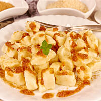 Kluseczki serowo jogurtowe z masłem i bułką tartą