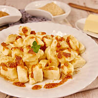 Kluseczki serowo jogurtowe z masłem i bułką tartą