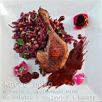 Kacze udko w sosie winnym na sałatce z soczewicy