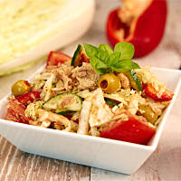 Prosta sałatka z kapusty pekińskiej i tuńczyka