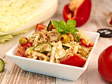 Fot. Wkn, Prosta sałatka z kapusty pekińskiej i tuńczyka