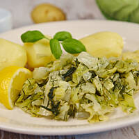 Młoda kapusta pyszna głowa pusta