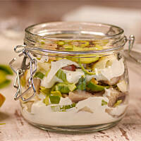 Śledź w śmietanie z jabłkiem i porem