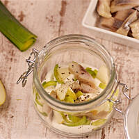 Śledź w śmietanie z jabłkiem i porem