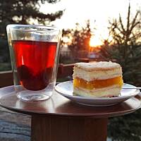 Szybki sernik gotowany z jabłkami