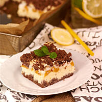 Sernik brzoskwiniowy z kakaową kruszonką i słodką pianką