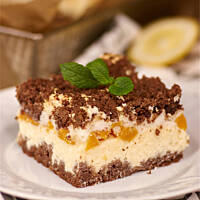 Sernik brzoskwiniowy z kakaową kruszonką i słodką pianką