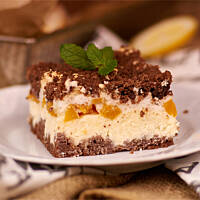 Sernik brzoskwiniowy z kakaową kruszonką i słodką pianką