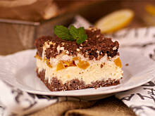 Fot. Wkn, Sernik brzoskwiniowy z kakaową kruszonką i słodką pianką