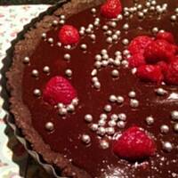 Mocno czekoladowa tarta z malinami