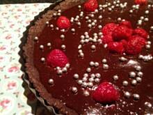 Fot. Merlin168, Mocno czekoladowa tarta z malinami