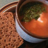 Sycąca i rozgrzewająca zupa pomidorowa z czerwoną soczewicą