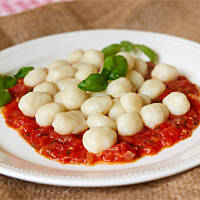 Gnocchi z pomidorami, bazylią i czosnkiem